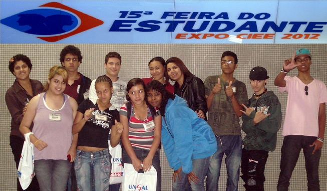 Jovens participantes do Projovem visitam a 15ª Feira do Estudante