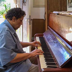 Morador da Residência Terapêutica cultiva música como instrumento de autonomia