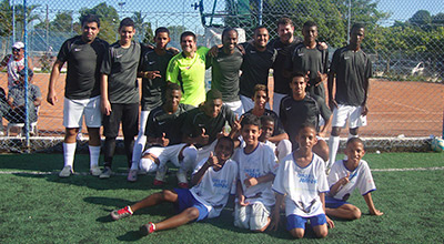 Vagner Love bate bola com meninos do Craque do Amanhã