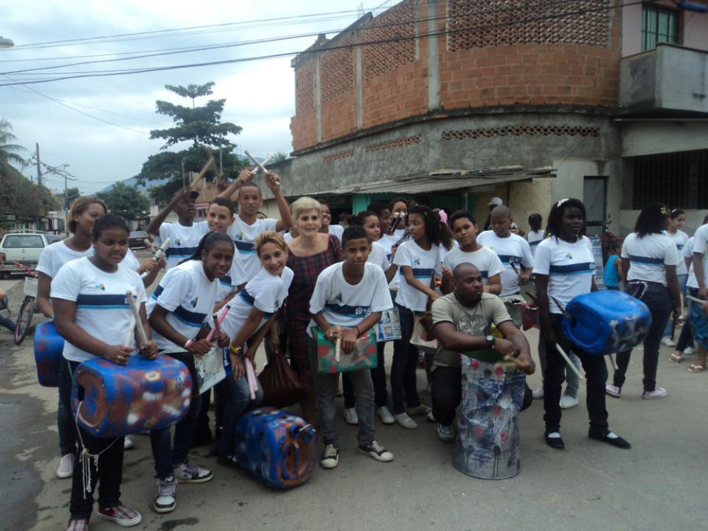 Paulo Negueba dá oficina de percussão na Escola Municipal Cora Coralina