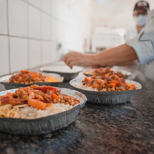 A fome não espera. Queremos chegar a 1 milhão de refeições entregues