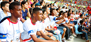 Jovens realizam sonho de conhecer o Maracanã